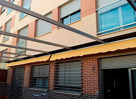 Instalaci&oacute;n de P&eacute;rgola Pared - Porter&iacute;a en Fuenlabrada.