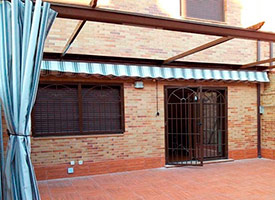 Instalaci&oacute;n de P&eacute;rgola Pared - Porter&iacute;a en Fuenlabrada.