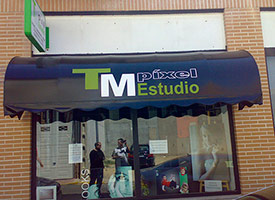 Instalaci&oacute;n de Toldo Marquesina en comercio en Recas, Toledo.