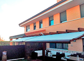 Instalaci&oacute;n de Toldo Extensible con Cofre en P&eacute;rgola de Madera en Arroyomolinos.