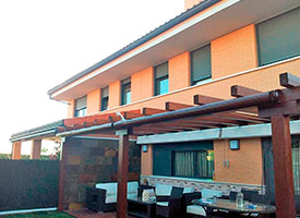Instalaci&oacute;n de Toldo Extensible con Cofre en P&eacute;rgola de Madera en Arroyomolinos.