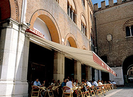 Instalaci&oacute;n de Toldo Extensible Monoblock en Restaurante en Alcorc&oacute;n.