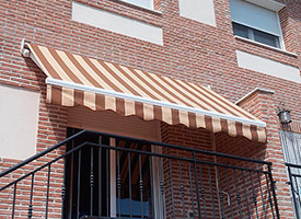 Instalaci&oacute;n de toldo extensible en Gri&ntilde;&oacute;n.