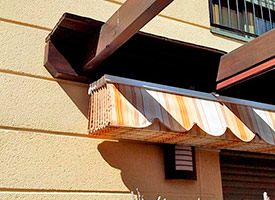 Instalaci&oacute;n de p&eacute;rgola de pared a porter&iacute;a en M&oacute;stoles.