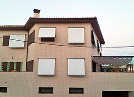 Instalaci&oacute;n de Toldo Punto Recto con Cofre en vivienda en viviendas Boadilla del Monte.