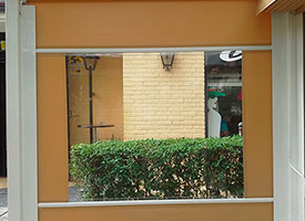 Instalaci&oacute;n de Toldo Vertical Cortavientos con Ventana en Fuenlabrada.